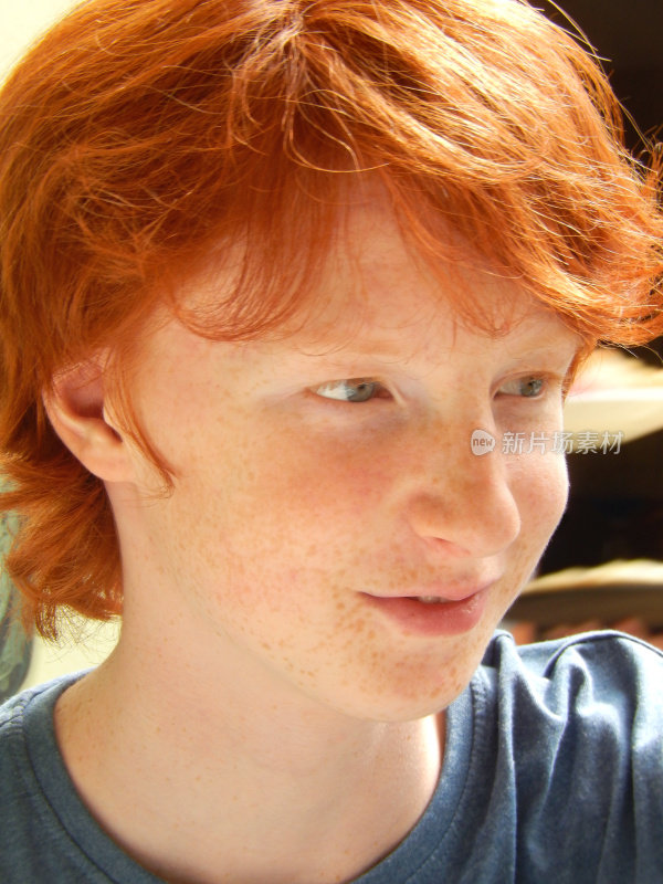 肖像形象/侧面英俊的少年，姜红色头发
